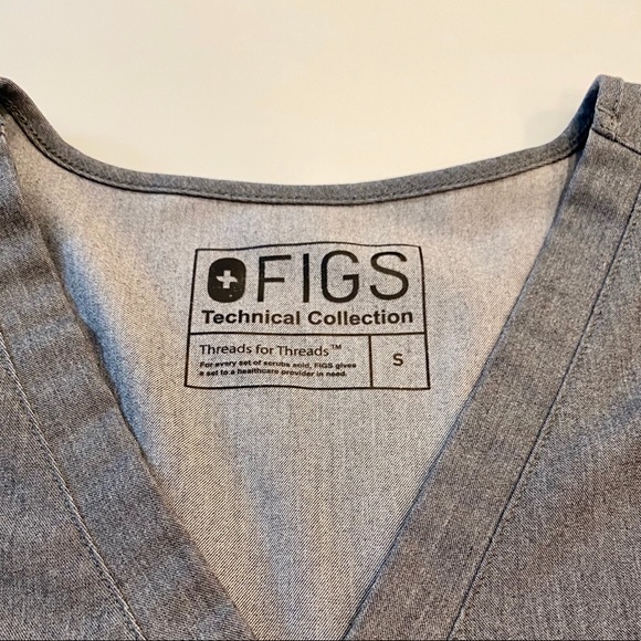 Figs Casma Graphite three pocket scrub top. Small - Picture 6 of 6